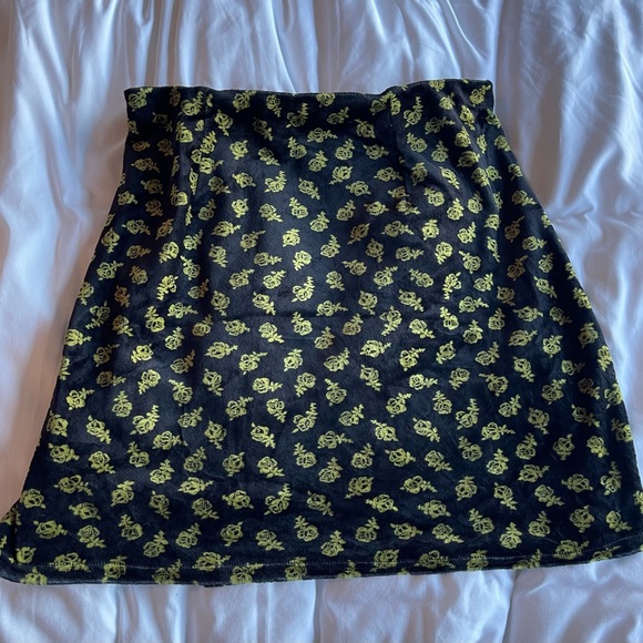 Black velvet mini skirt with yellow roses - Picture 2 of 4